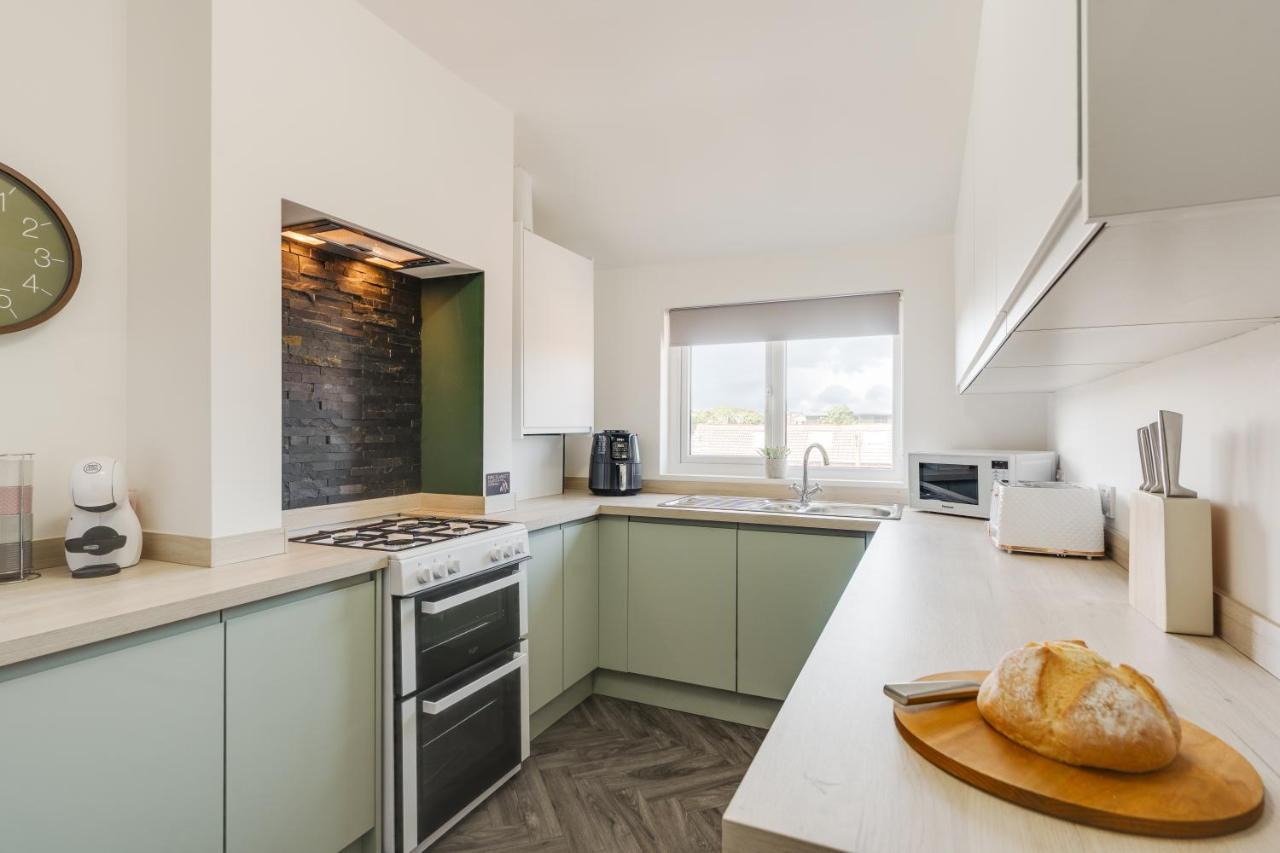 St David'S - Stylish 2 Bed Apartment, Free Parking, Close To Beach Литам-Сент-Эннс Экстерьер фото